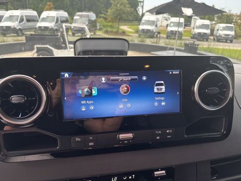 Used 2025 Mercedes-Benz Sprinter 2500 image 18