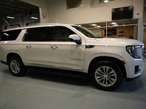 Used 2021 GMC Yukon XL SLT w/ SLT Premium Package image 4