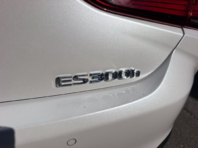 Used 2021 Lexus ES 300h Ultra Luxury w/ Accessory Package 2 FWD image 9