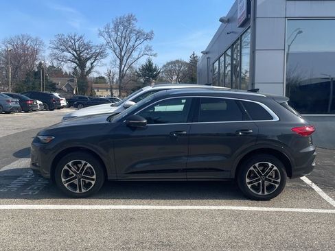 Used 2025 Audi Q5 Premium w/ Convenience Package image 4