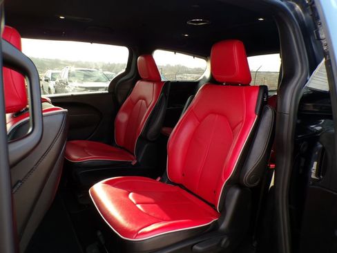 Used 2021 Chrysler Pacifica Limited w/ Uconnect Theater Family Group image 20