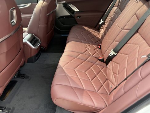 Used 2025 BMW 760i xDrive w/ Executive Package image 18