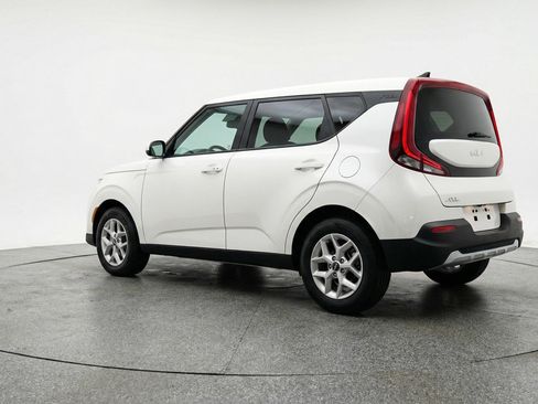 Used 2025 Kia Soul LX w/ LX Technology Package FWD image 6