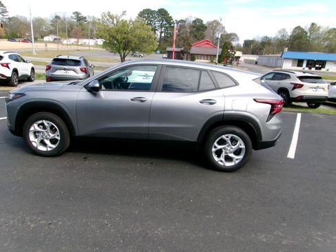 New 2026 Chevrolet Trax LS w/ LS Convenience Package FWD image 5