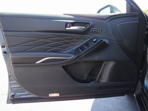 Used 2022 Toyota Avalon Limited image 10