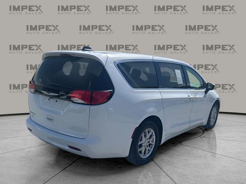 Used 2023 Chrysler Voyager LX image 5