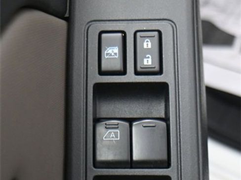 Used 2024 Nissan Frontier SV w/ SV Convenience Package image 12