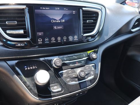 Used 2020 Chrysler Pacifica Touring-L Plus FWD image 6