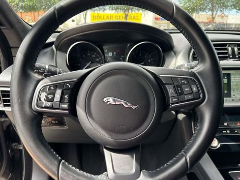 Used 2020 Jaguar F-PACE Premium image 24