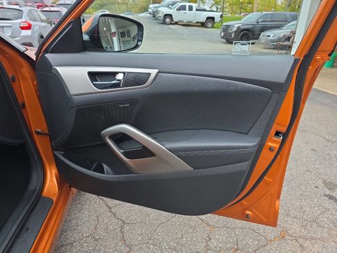 Used 2013 Hyundai Veloster w/ Style Pkg image 23