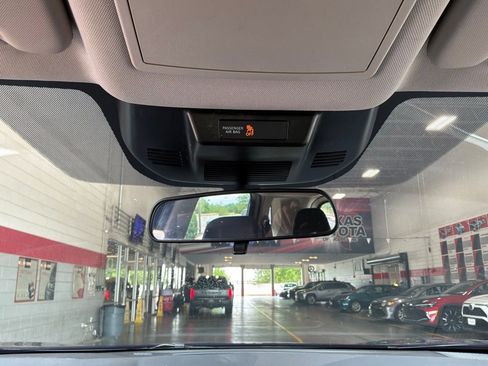 Used 2025 Nissan Rogue SV FWD image 18