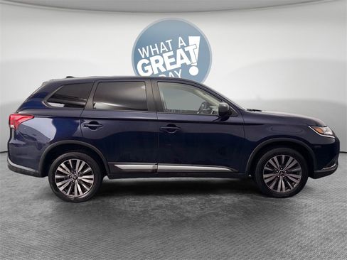 Used 2020 Mitsubishi Outlander ES image 2