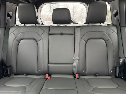 New 2026 Land Rover Defender 110 X-Dynamic SE image 28