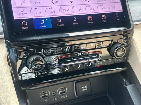 New 2025 Jeep Grand Cherokee Limited w/ Luxury Tech Group II AWD/4WD image 42