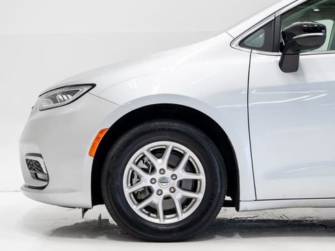 Used 2024 Chrysler Pacifica Touring-L FWD image 7