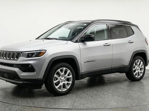 Used 2025 Jeep Compass Limited AWD/4WD image 3