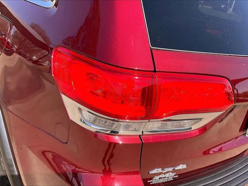 Used 2019 Jeep Grand Cherokee Laredo image 28
