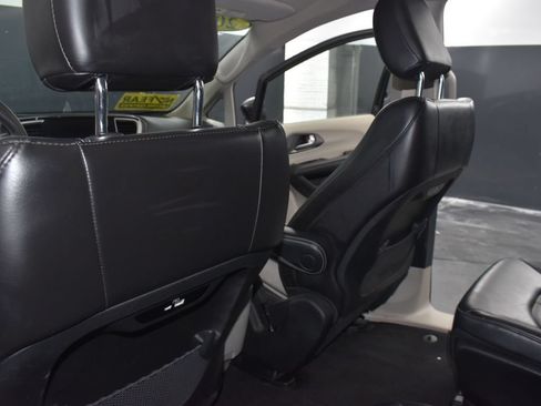 Used 2024 Chrysler Pacifica Limited FWD image 20