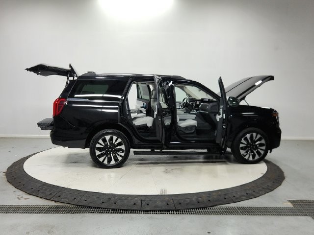 Used 2025 Ford Expedition Platinum w/ Driver's Package AWD/4WD image 17
