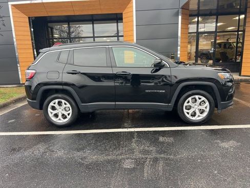 Used 2024 Jeep Compass Latitude image 2