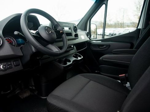 Used 2025 Mercedes-Benz Sprinter 2500 image 26