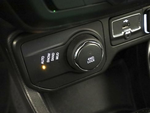 Used 2020 Jeep Renegade Limited image 23