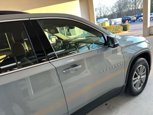 Used 2023 Chevrolet Traverse LT image 10