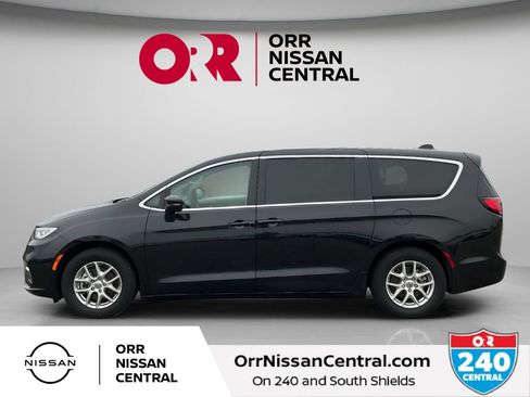 Used 2023 Chrysler Pacifica Touring-L FWD image 8