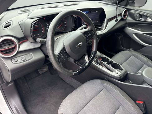 Used 2025 Chevrolet Trax RS FWD image 14
