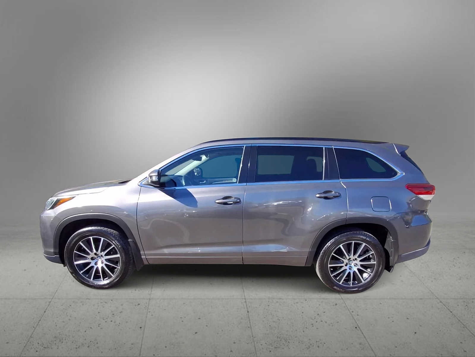 Used 2017 Toyota Highlander SE w/ Carpet Mat Package AWD/4WD image 5