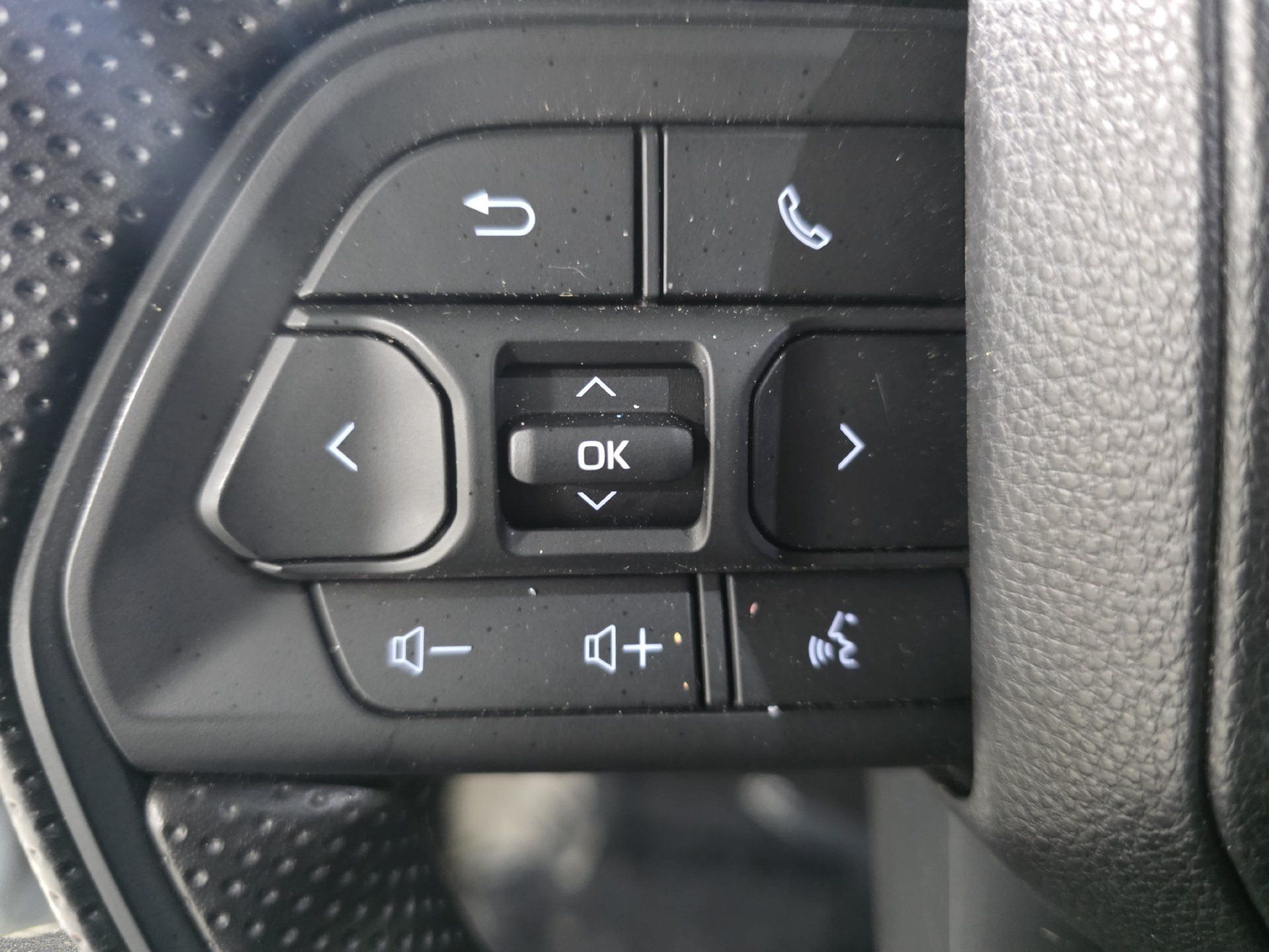 Used 2025 Toyota Tacoma SR5 AWD/4WD image 16