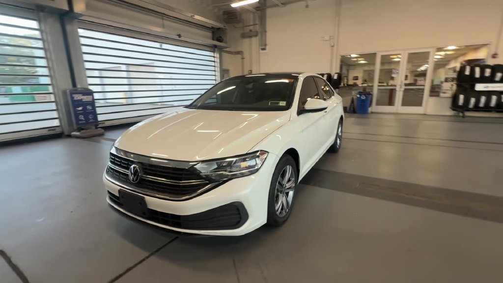 Used 2024 Volkswagen Jetta SE FWD image 2