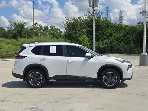 Used 2024 Nissan Rogue SV w/ SV Premium Package FWD image 4