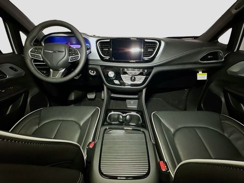 New 2026 Chrysler Pacifica Limited image 6