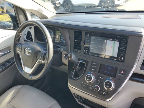 Used 2019 Toyota Sienna L image 8