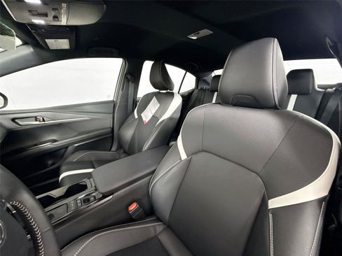 Used 2025 Toyota Camry SE FWD image 3