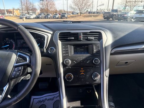 Used 2018 Ford Fusion SE image 18