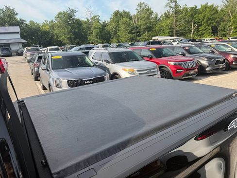 Used 2022 Chevrolet Colorado LT w/ LT Convenience Package AWD/4WD image 13