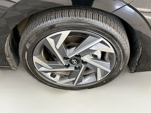 Used 2025 Hyundai Elantra SEL image 11