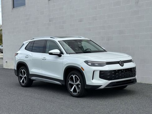 New 2025 Volkswagen Tiguan SE image 8