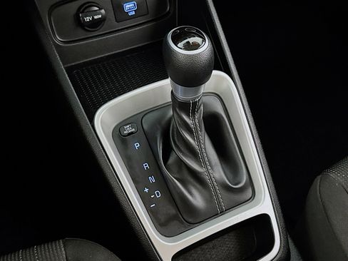 Used 2021 Hyundai Venue SE image 18