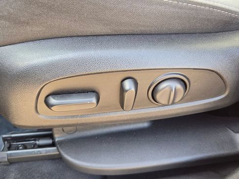 Used 2019 Chevrolet Equinox LT FWD image 12