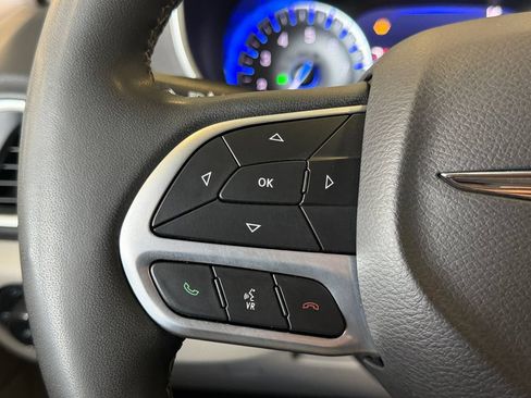 Used 2024 Chrysler Pacifica Touring-L FWD image 30