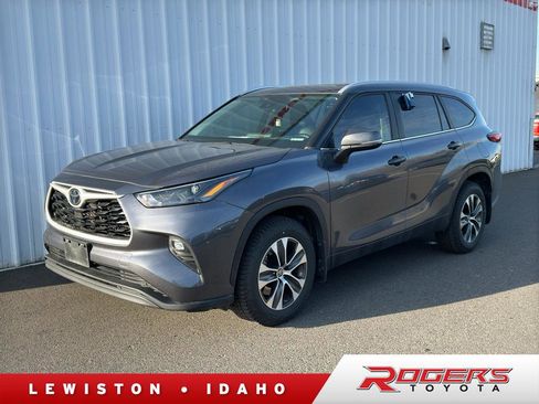 Used 2023 Toyota Highlander XLE image 1