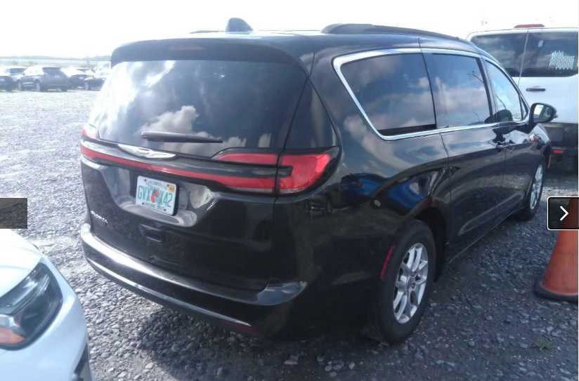 Used 2022 Chrysler Pacifica Touring-L FWD image 3