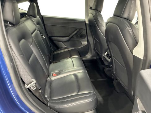 Certified 2021 Tesla Model Y Long Range AWD/4WD image 11