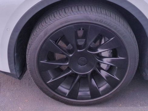 Used 2022 Tesla Model Y Long Range image 10