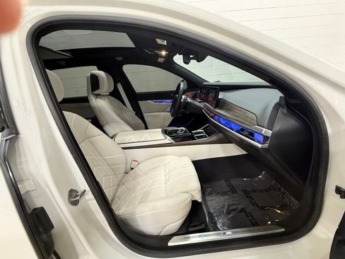 Used 2024 BMW 760i xDrive w/ Premium Package image 43