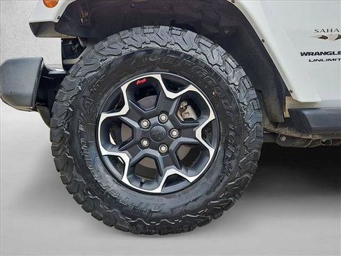 Used 2018 Jeep Wrangler Unlimited Sahara w/ Connectivity Group AWD/4WD image 23