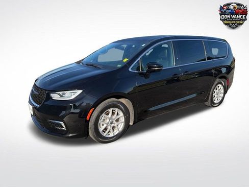 Used 2025 Chrysler Pacifica Select FWD image 2